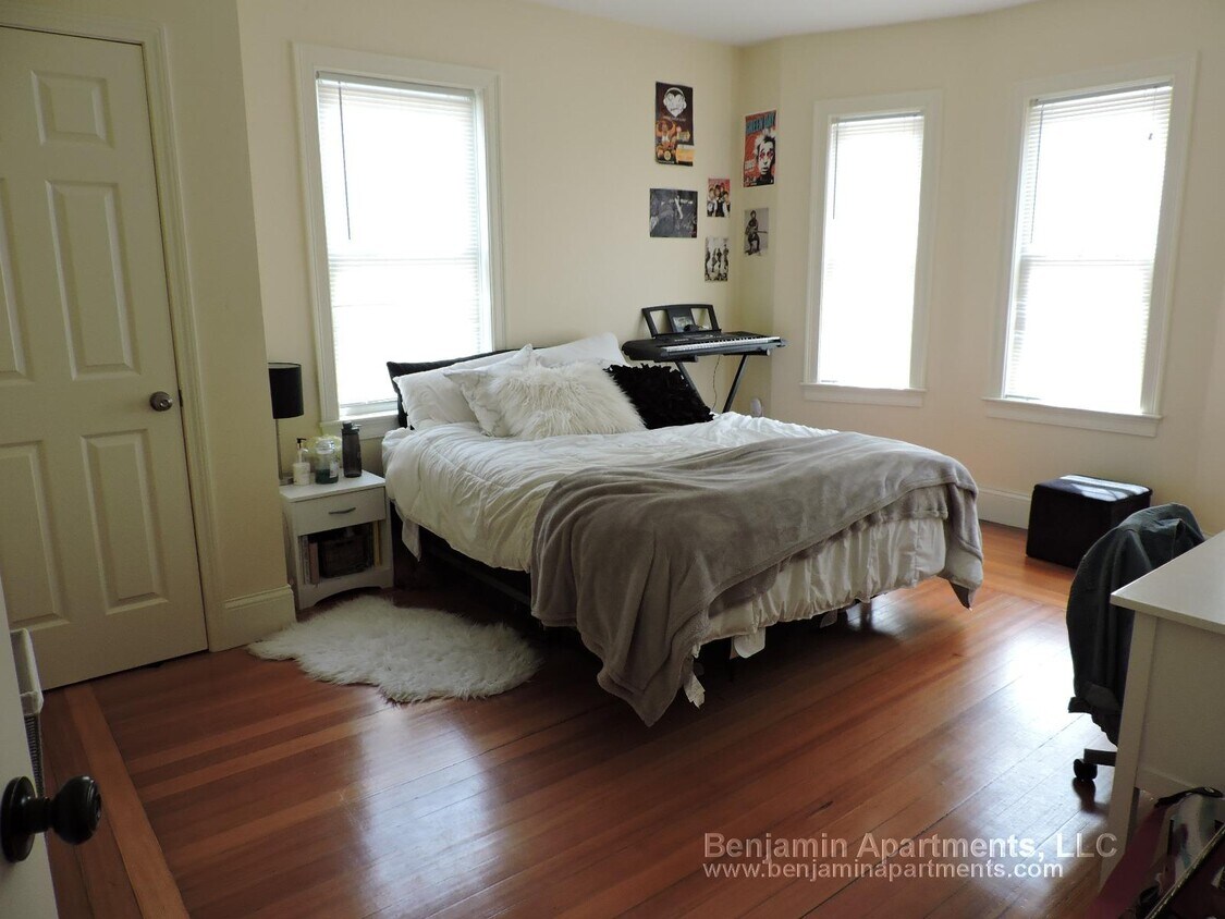 Primary Photo - 74 Brooks St
