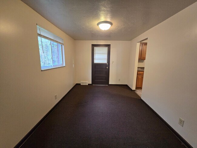 Building Photo - 3 Bedroom Townhouse - Penn Hills School District - Available NOW!