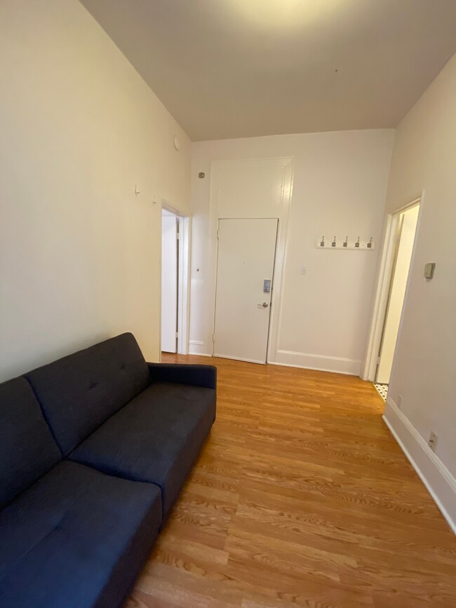 Building Photo - 1 Bedroom/1 Bathroom apartment located in ...