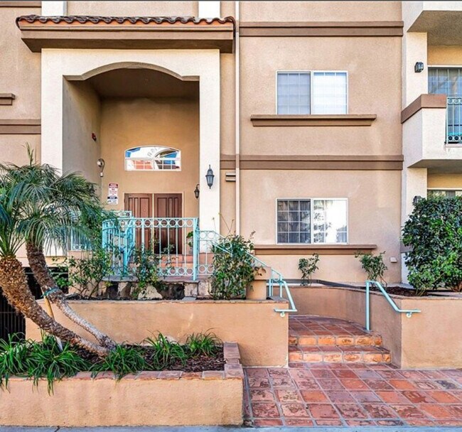 Foto del edificio - 10626 Valley Spring Ln