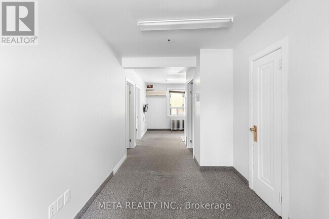 Photo du bâtiment - 1641 Victoria Park Ave