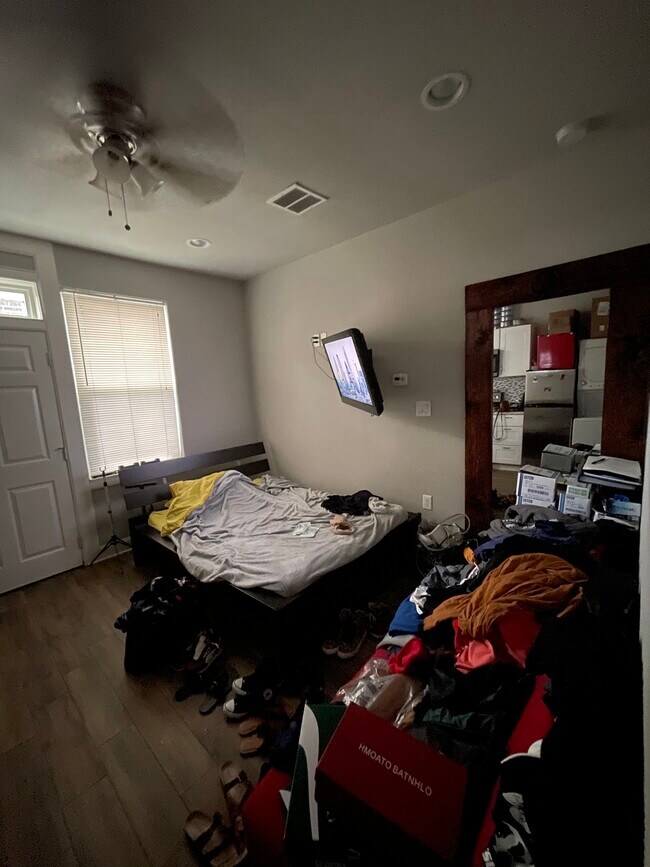 5521 Darling St Unit B, Houston, TX 77007 Apartments in Houston, TX