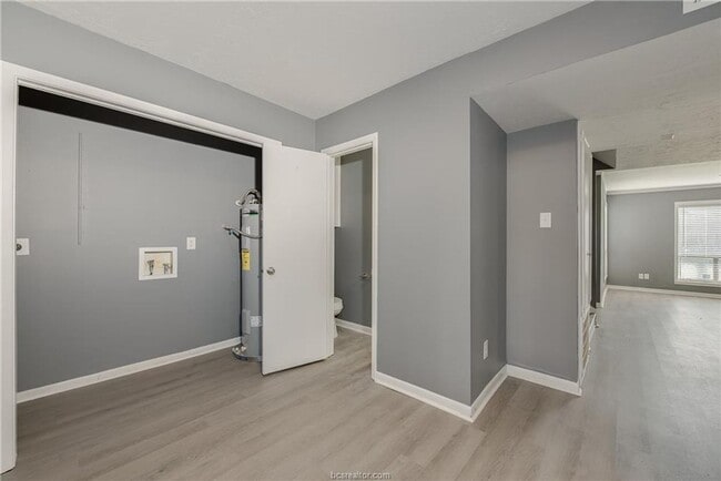 Foto del edificio - Bryan - 3 Bedroom / 1.5 bathroom / Carport / Back Yard, 2 Story unit.