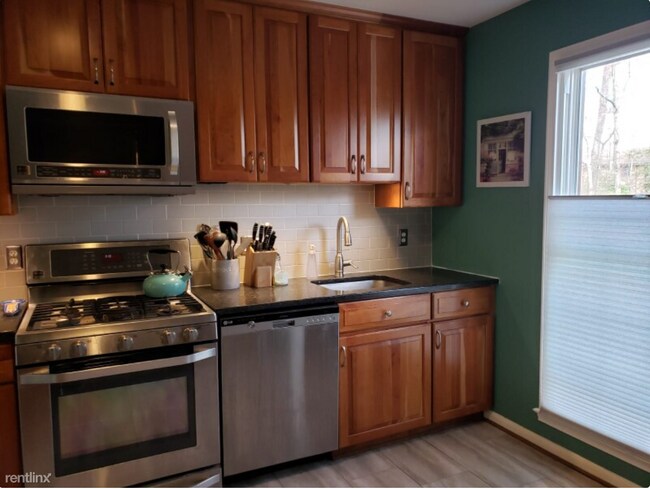 Building Photo - 3 br, 2.5 bath Townhome - 1512 Chatham Col...