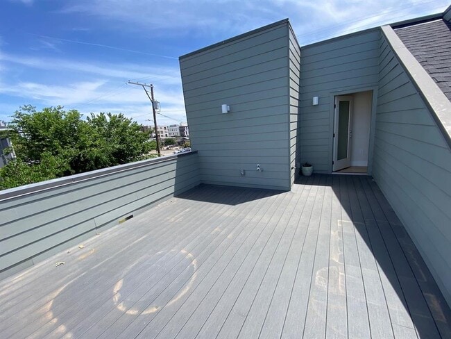 Building Photo - 1903 E 8th St