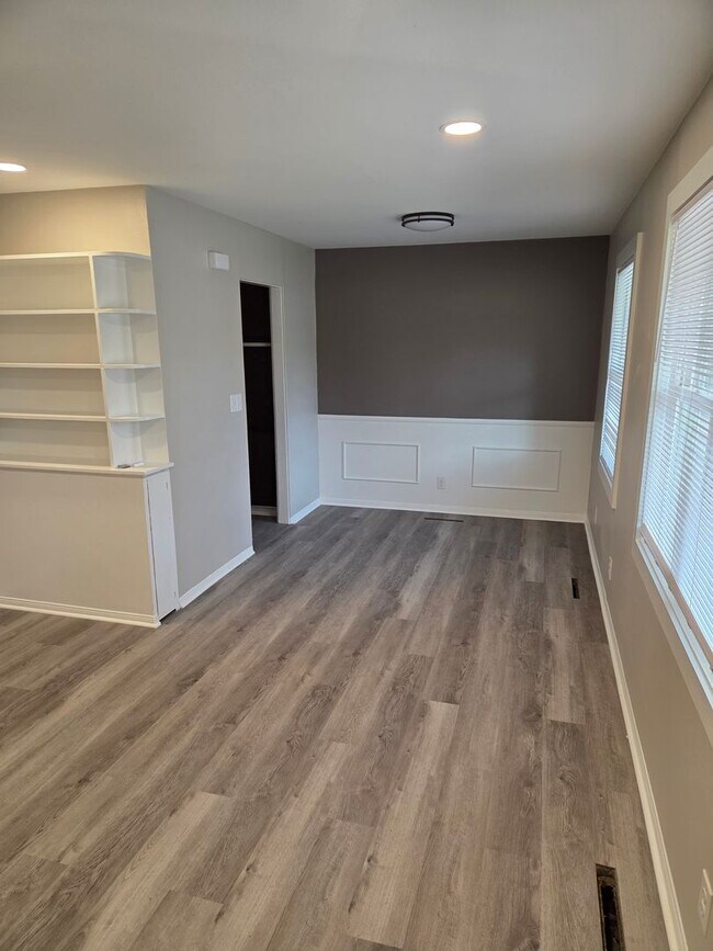 Foto del edificio - 3 bed, 1 bath, 1 car garage with fenced in backyard. District 66, right next to Aksarben!