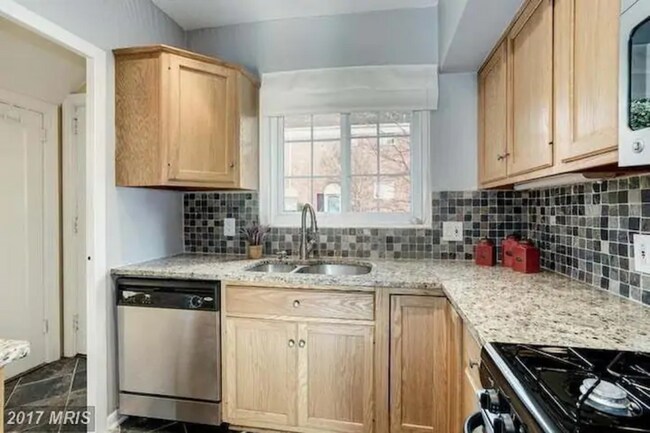 Lots of nice natural light - 1637 Mount Eagle Pl