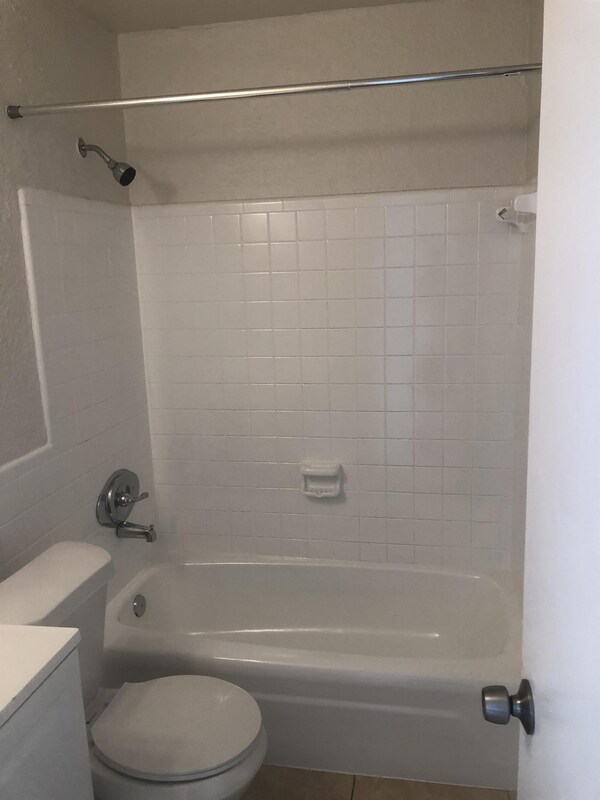 Foto del edificio - 1564 W Blue Heron Blvd