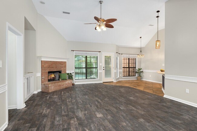 Building Photo - 4905 Springtree Dr