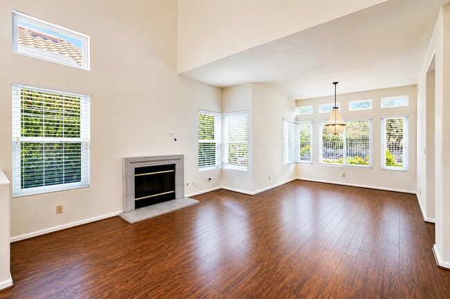 Foto del edificio - Welcome to your dream home in a serene coastal community! Spacious Updated Home with Designer Fin...