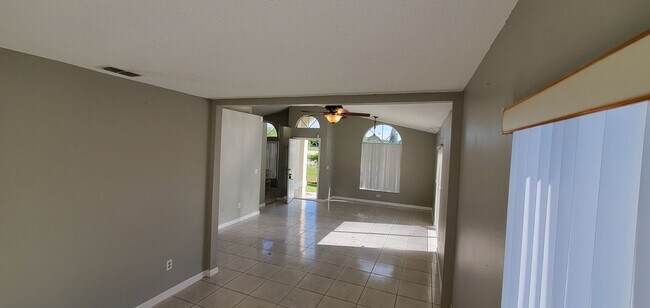 Foto del edificio - 2370 Harbor Town Dr
