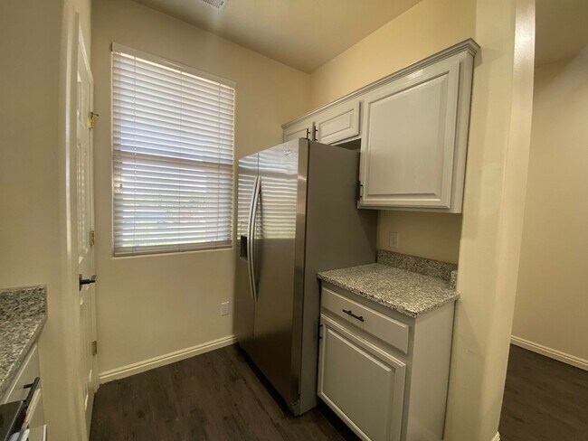 Foto del edificio - REMODELED TOWNHOME AVAILABLE FOR RENT