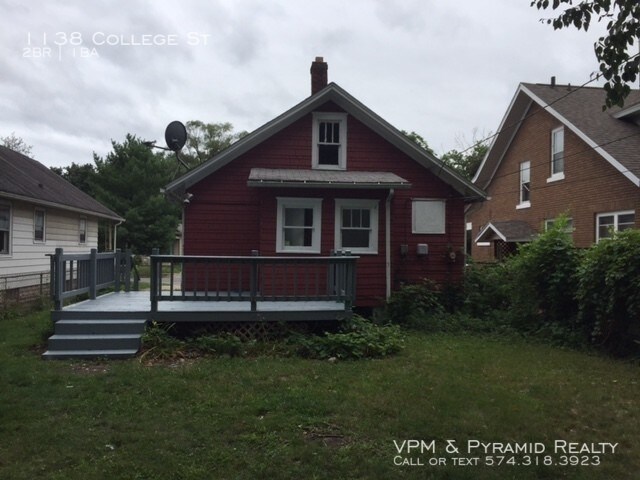Building Photo - 1138 College St
