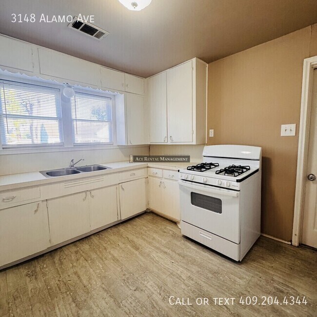 Building Photo - 3148 Alamo Ave