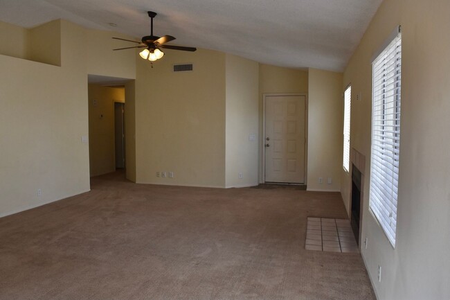 Foto del edificio - 3 BED, 2 BATH W/ 2 CAR GARAGE HOME IN GLEN...