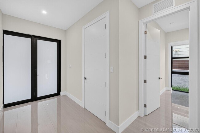 Foto del edificio - 704 SW 9th St
