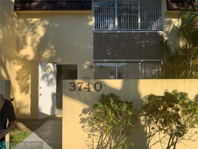 Building Photo - 3740 SW 60th Terrace