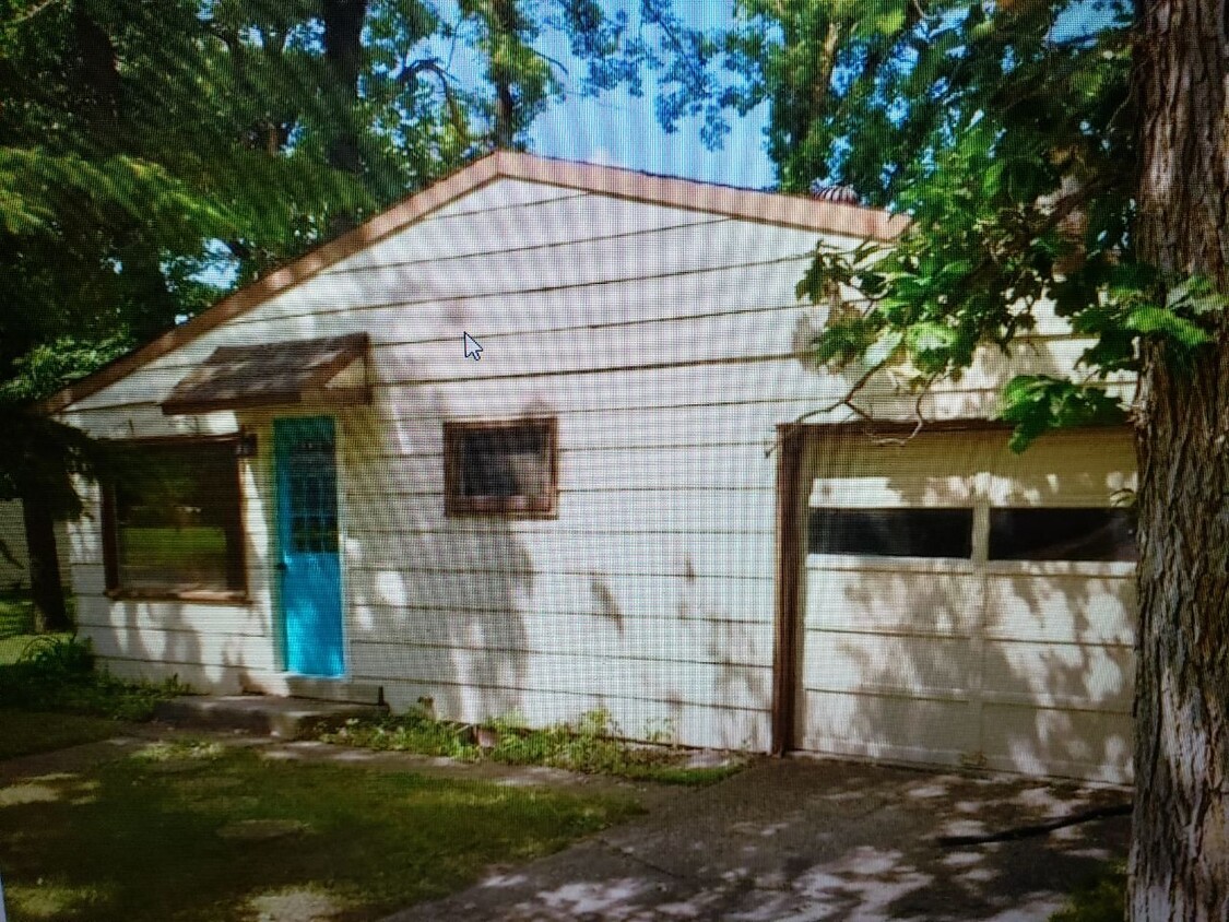 Primary Photo - 205 Pine Ave N
