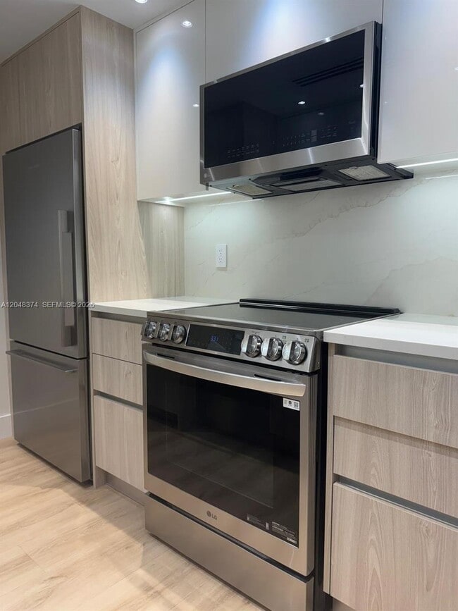 Building Photo - 10275 Collins Ave