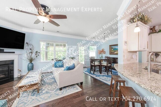 Foto del edificio - Amazing 4 Bed 3.5 Bath Town Home on Lake N...