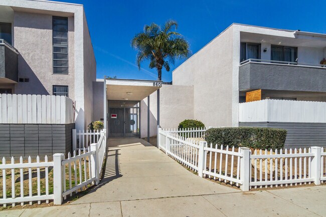 Foto del edificio - 8601 Balboa Blvd