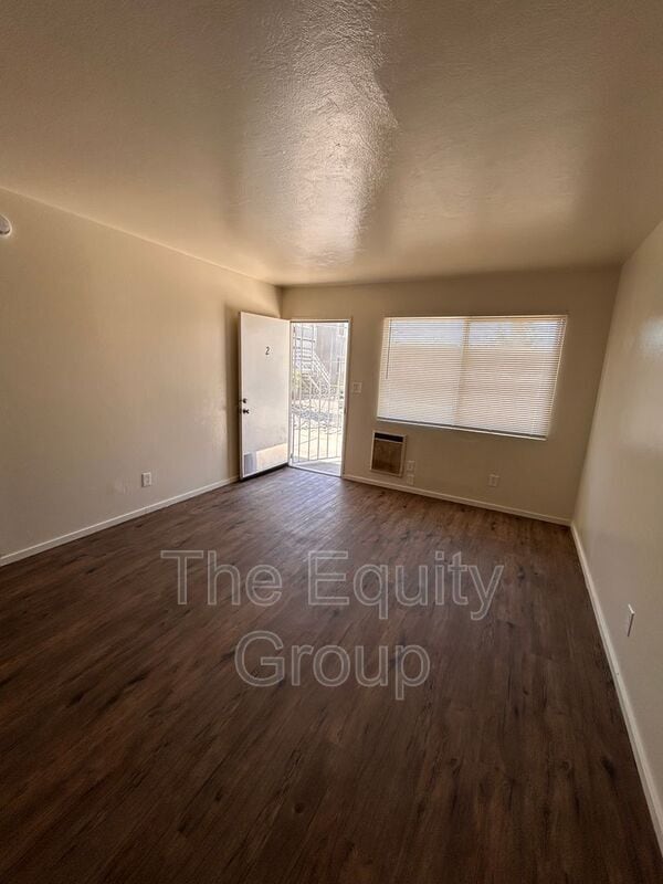 Foto del edificio - 321 E Elm St