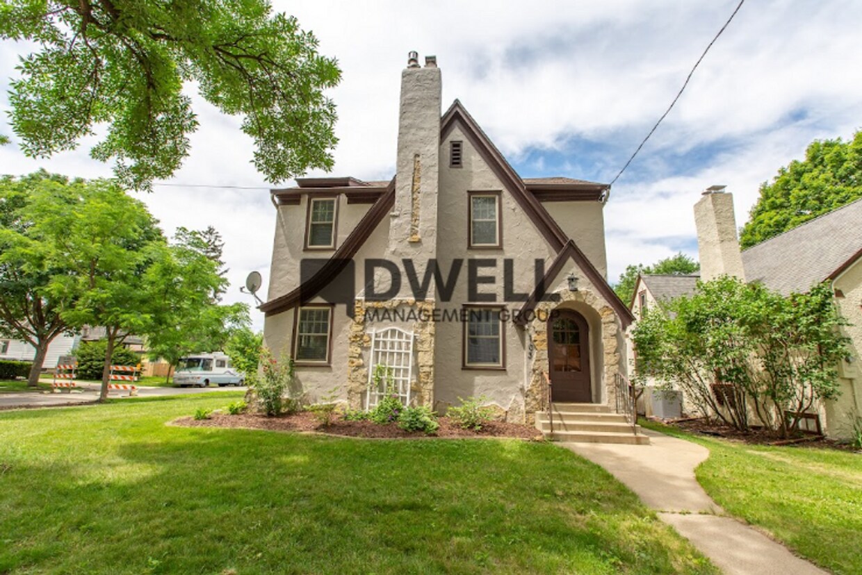 Primary Photo - 103 12th Ave NW-Kutzky Park 3 bedroom!