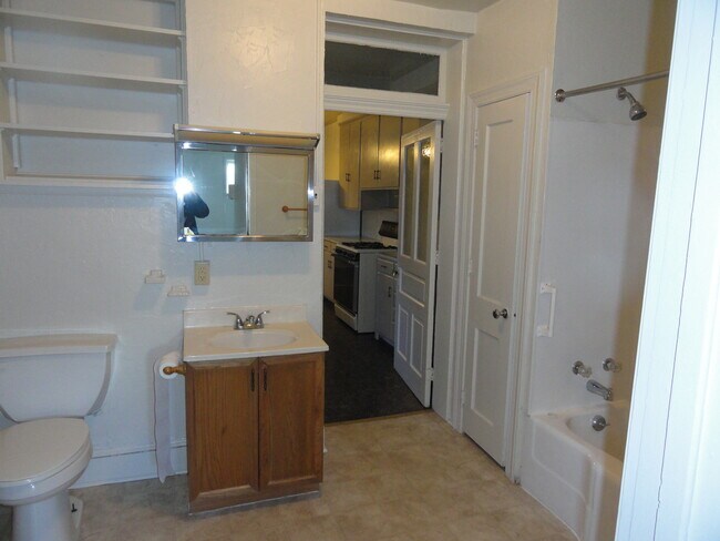 Building Photo - 1st Floor 2 Bedroom Apt in Central School ...
