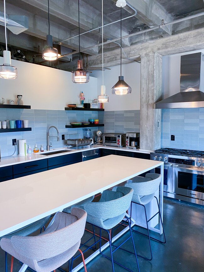 Cocina con estanterías abiertas - 1819 Baltimore Ave