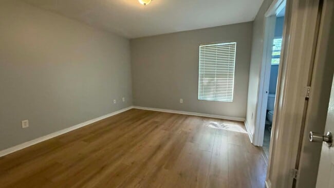 Foto del edificio - First Months Rent Free!! 2 Bedroom + Den