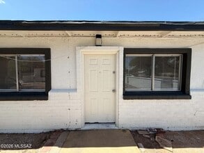 Building Photo - 460 E Delano St