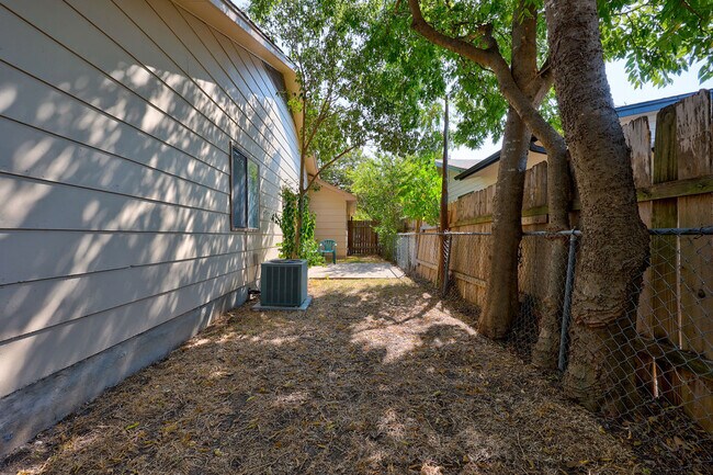Foto del edificio - 8600 Woodstone Dr