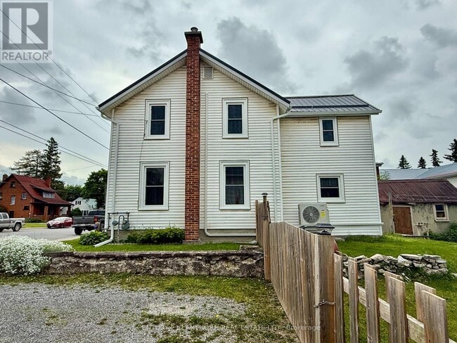 Building Photo - 44 Metcalf St