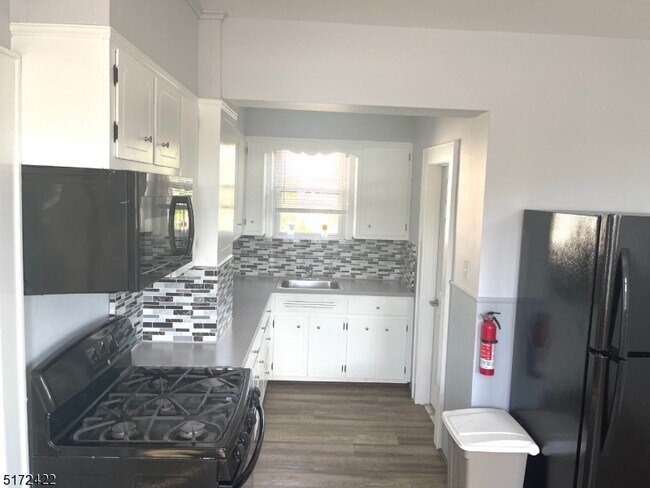 Foto del edificio - 122 Maple Ave