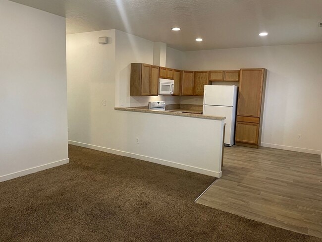 Building Photo - Cute Duplex