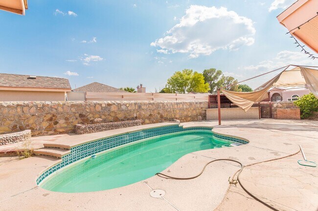 Building Photo - Stunning 4 bedroom, 2 bath home in Horizon...