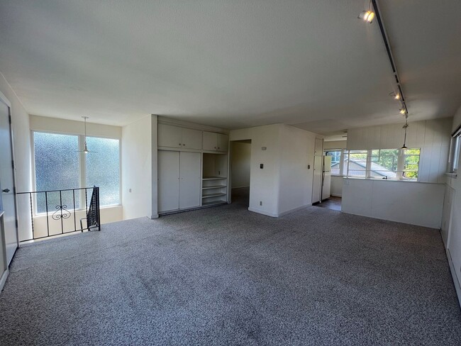 Foto del edificio - Bright & Spacious One-Bedroom Overlooking Lake Washington!