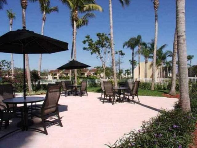 Foto del edificio - 631 Lyons Rd