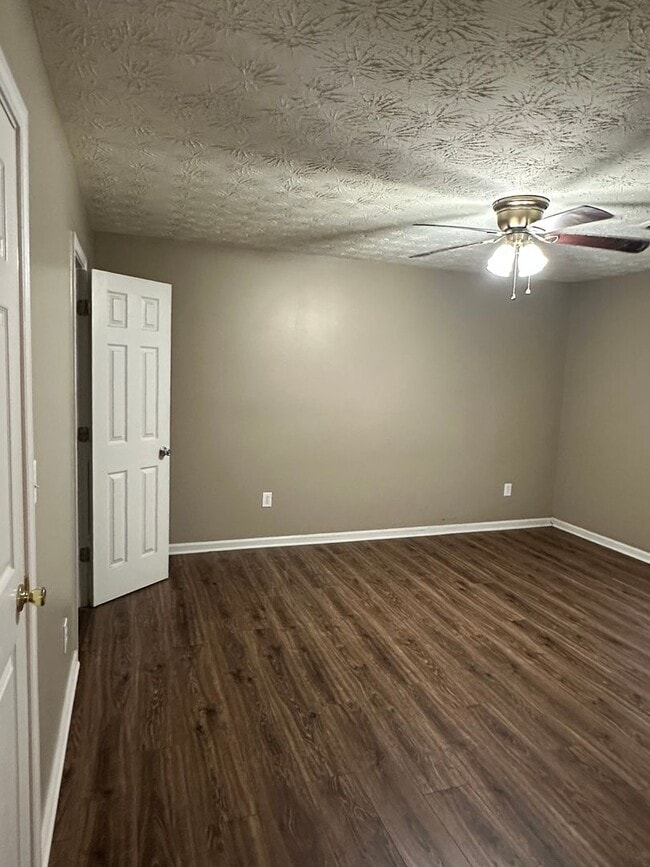 Foto del edificio - Three bedroom home in 30506!