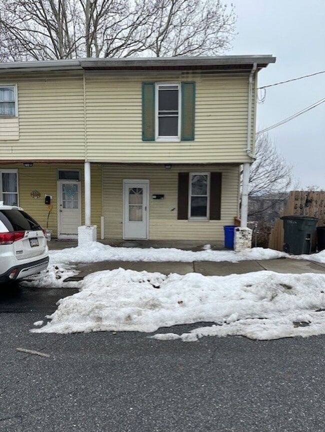 Building Photo - 330 S 4th St