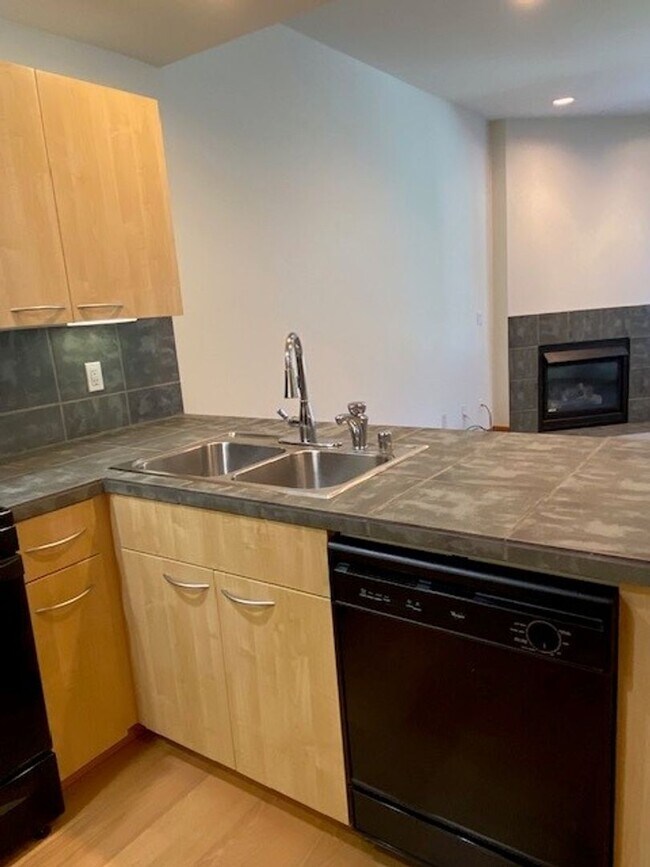 Building Photo - Charming 1 bdrm 1 bath Condo in Downtown Vancouver