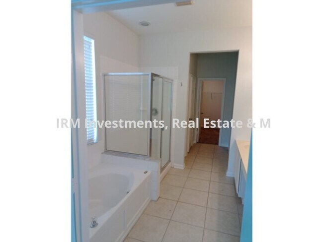 Building Photo - 4 bedrm 3.5 bath plus office, 2 car garage...