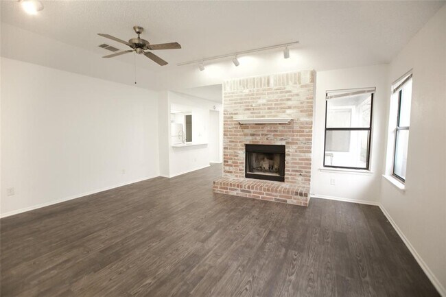 Foto del edificio - 12411 Deer Falls Dr