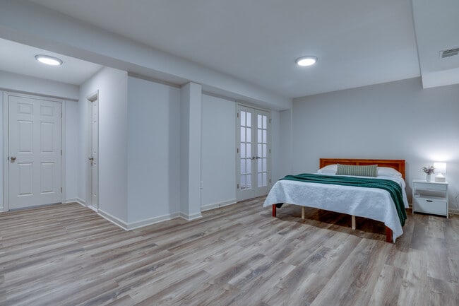 Building Photo - 8032 Saint Annes Ct