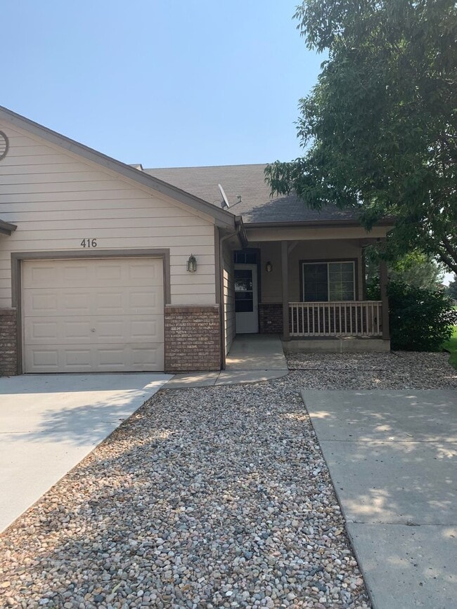 Building Photo - Beautiful 2 Bedroom + Loft  End UnitTownho...