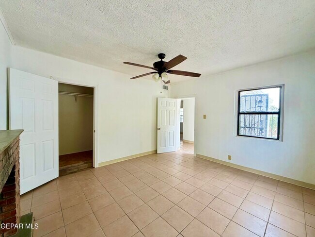 Building Photo - 418 S Estrella St