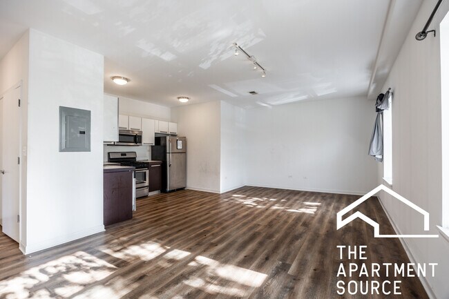 Building Photo - 1545 W Glenlake Ave