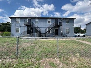 Building Photo - 1611 Voirin Rd