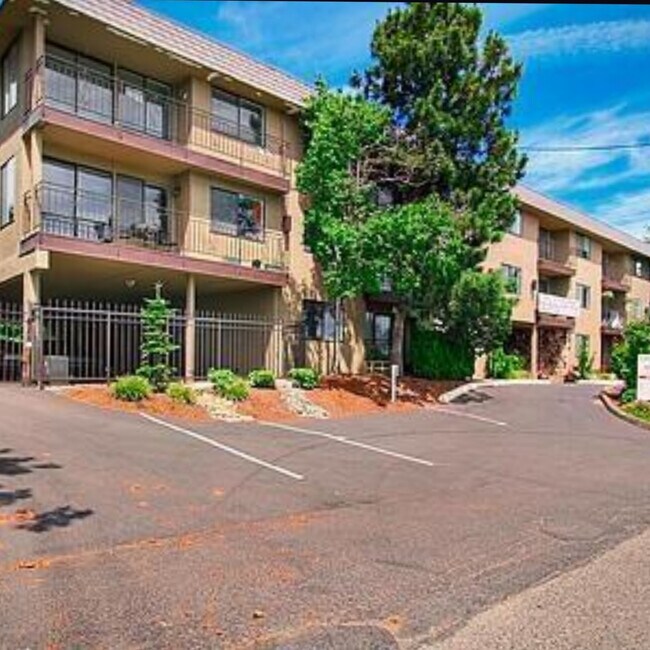 Cedar Pointe Condos with Gated Parking - 750 N 143rd St