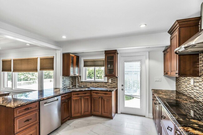 Foto del edificio - 956 Plum Tree Rd W